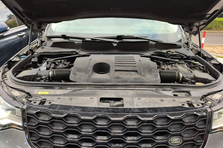 Used Land Rover Discovery 2021 360 PS R-Dynamic S Engine Bay
