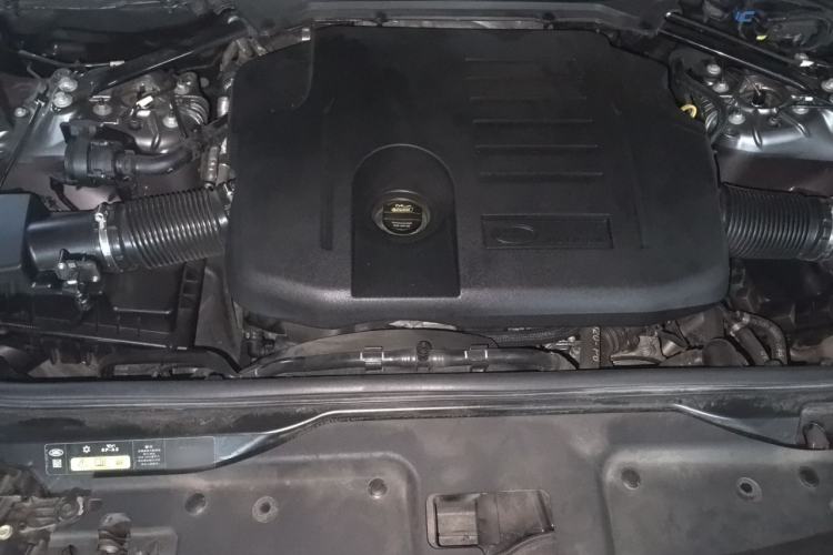 Used Land Rover Discovery 2021 360 PS R-Dynamic SE Engine Bay