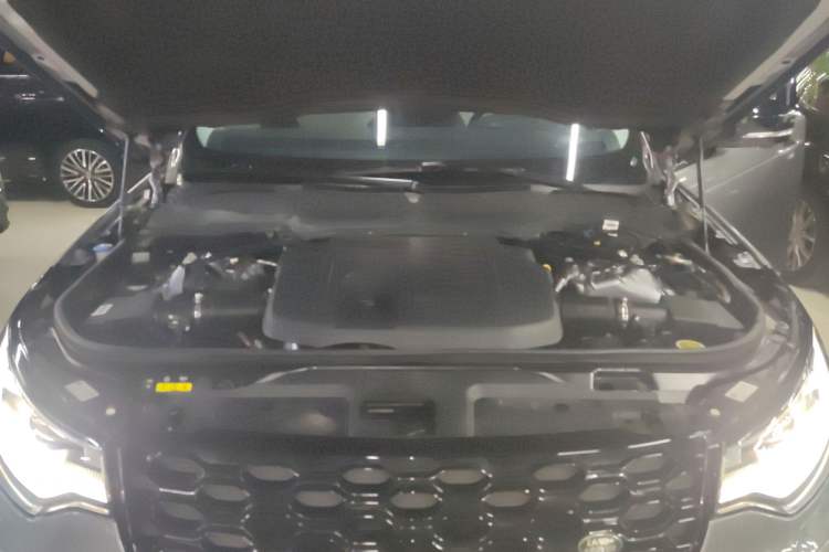Used Land Rover Discovery 2021 360 PS R-Dynamic SE Engine Bay