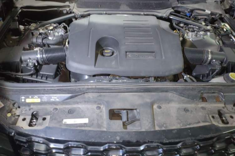 Used Land Rover Discovery 2021 360 PS R-Dynamic S Engine Bay