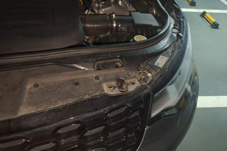Used Land Rover Discovery 2021 360 PS R-Dynamic HSE Engine Bay Left