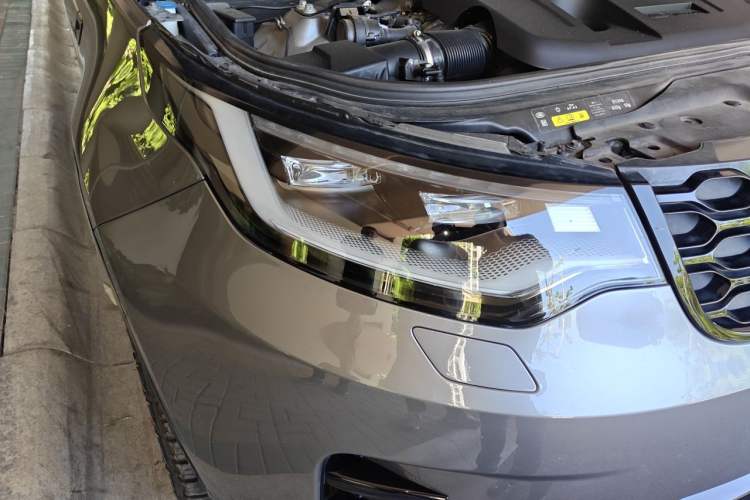 Used Land Rover Discovery 2021 360 PS R-Dynamic S Engine Bay Right