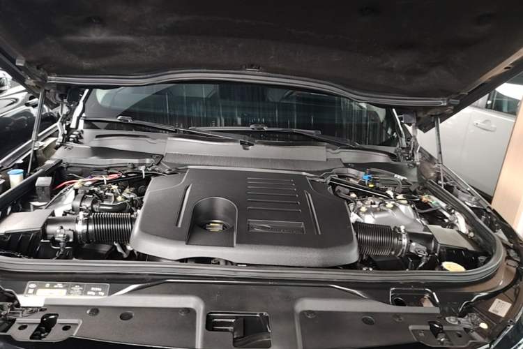 Used Land Rover Discovery 2021 360 PS R-Dynamic S Engine Bay