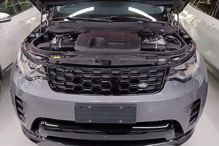 Used Land Rover Discovery 2021 360 PS R-Dynamic S Engine Bay