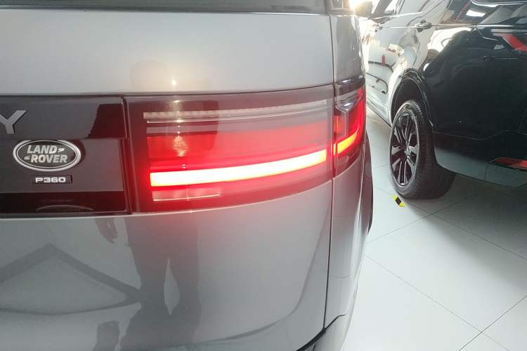 Used Land Rover Discovery 2021 360 PS R-Dynamic S Exterior 2