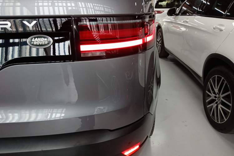 Used Land Rover Discovery 2021 300PS S Exterior 6