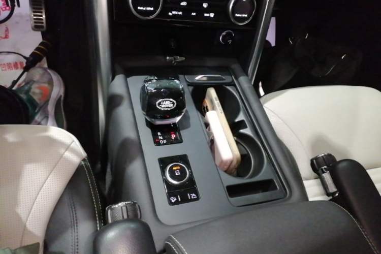 Used Land Rover Discovery 2021 360 PS R-Dynamic SE Gear Lever