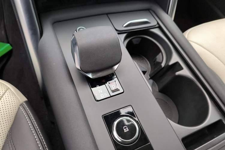 Used Land Rover Discovery 2021 360 PS R-Dynamic S Gear Lever