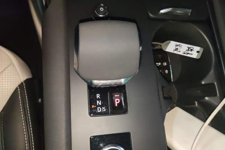 Used Land Rover Discovery 2021 360 PS R-Dynamic SE Gear Lever