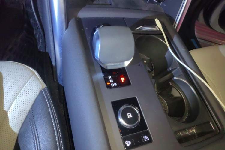Used Land Rover Discovery 2021 360 PS R-Dynamic S Gear Lever