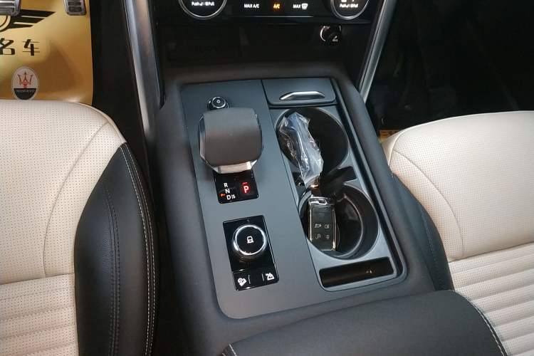 Used Land Rover Discovery 2021 360 PS R-Dynamic S Gear Lever