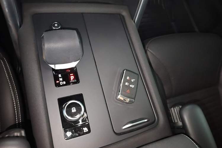 Used Land Rover Discovery 2021 360 PS R-Dynamic S Gear Lever