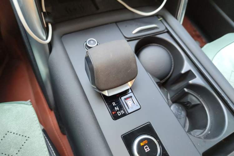 Used Land Rover Discovery 2021 360 PS R-Dynamic S Gear Lever