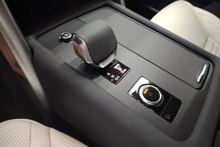 Used Land Rover Discovery 2021 300PS S Gear Lever