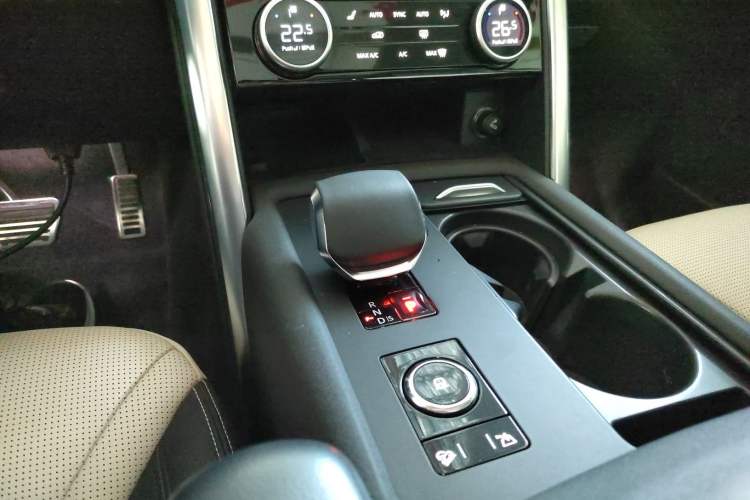 Used Land Rover Discovery 2021 360 PS R-Dynamic S Gear Lever