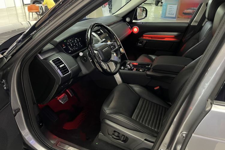 Used Land Rover Discovery 2021 360 PS R-Dynamic SE Interior 1