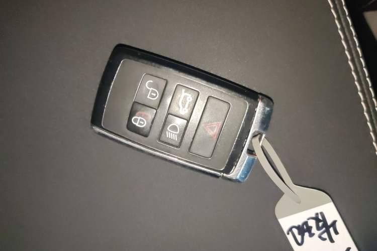 Used Land Rover Discovery 2021 360 PS R-Dynamic SE Interior 1