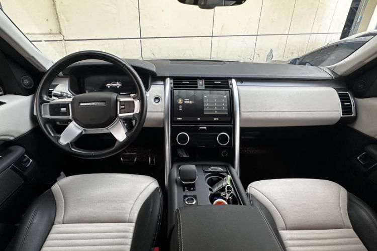 Used Land Rover Discovery 2021 360 PS R-Dynamic S Interior 2