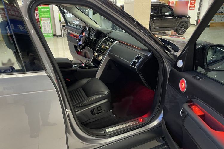 Used Land Rover Discovery 2021 360 PS R-Dynamic SE Interior 3