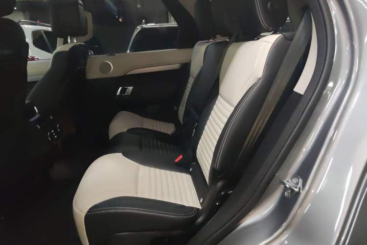 Used Land Rover Discovery 2021 360 PS R-Dynamic SE Interior 4