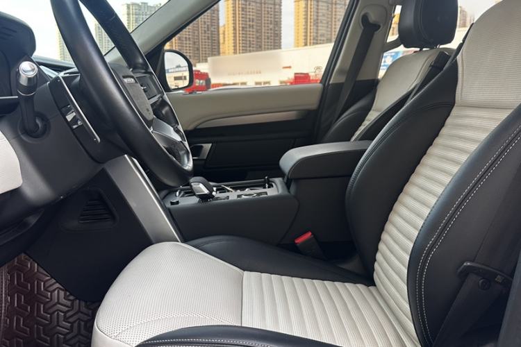 Used Land Rover Discovery 2021 360 PS R-Dynamic S Interior 4
