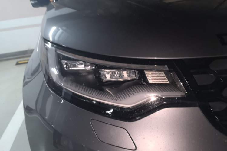 Used Land Rover Discovery 2021 360 PS R-Dynamic SE Right Front Headlight