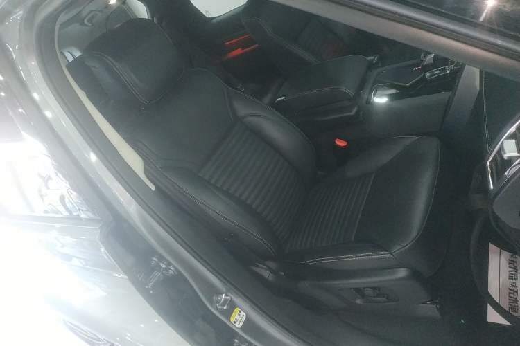 Used Land Rover Discovery 2021 360 PS R-Dynamic SE Right Front Seat