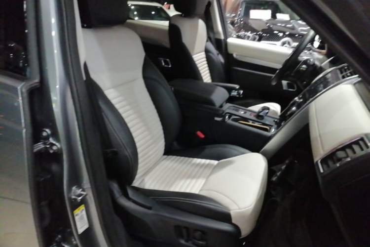 Used Land Rover Discovery 2021 360 PS R-Dynamic SE Right Front Seat