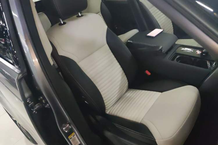 Used Land Rover Discovery 2021 360 PS R-Dynamic SE Right Front Seat