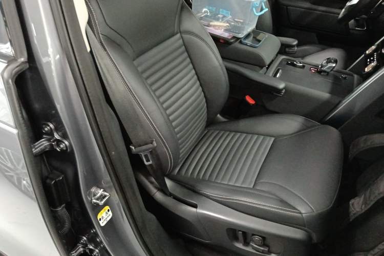Used Land Rover Discovery 2021 300PS S Right Front Seat