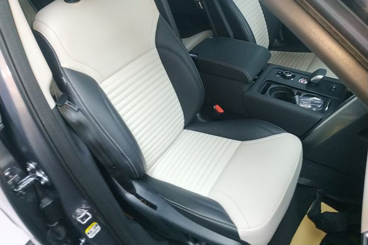 Used Land Rover Discovery 2021 360 PS R-Dynamic S Right Front Seat