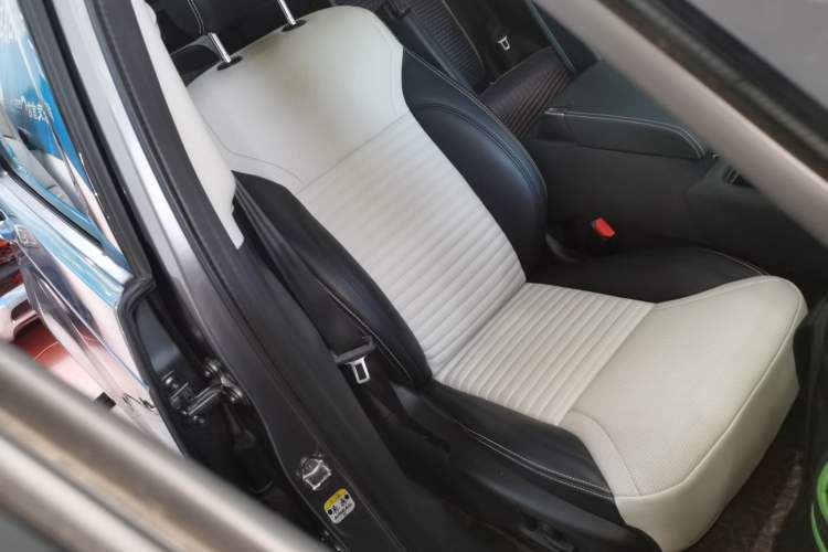 Used Land Rover Discovery 2021 360 PS R-Dynamic S Right Front Seat