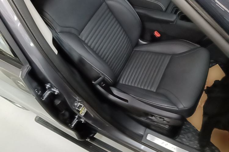 Used Land Rover Discovery 2021 360 PS R-Dynamic S Right Front Seat