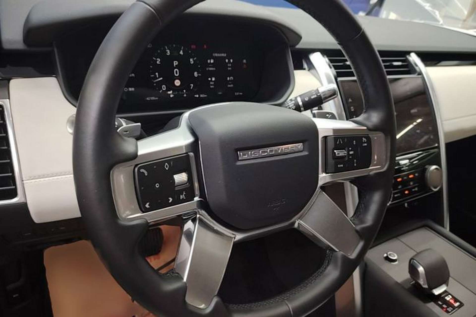 Used Land Rover Discovery 2021 300PS S Steering Wheel