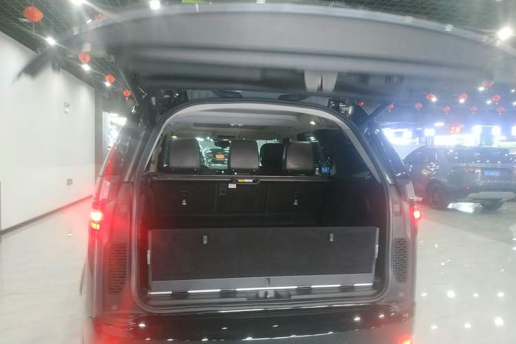 Used Land Rover Discovery 2021 360 PS R-Dynamic SE Trunk