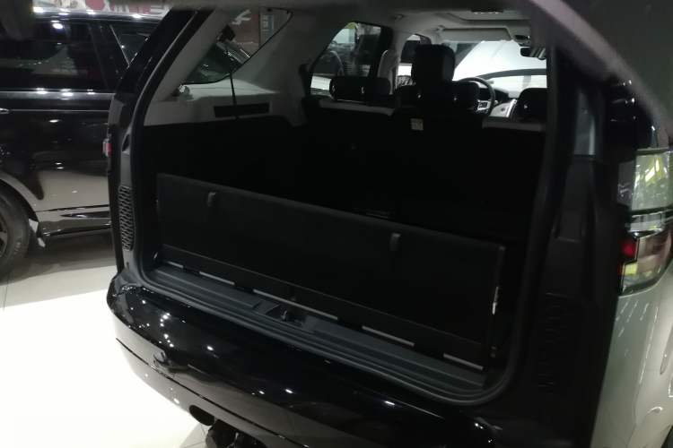 Used Land Rover Discovery 2021 360 PS R-Dynamic SE Trunk