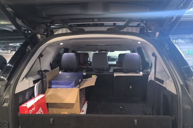 Used Land Rover Discovery 2021 360 PS R-Dynamic SE Trunk