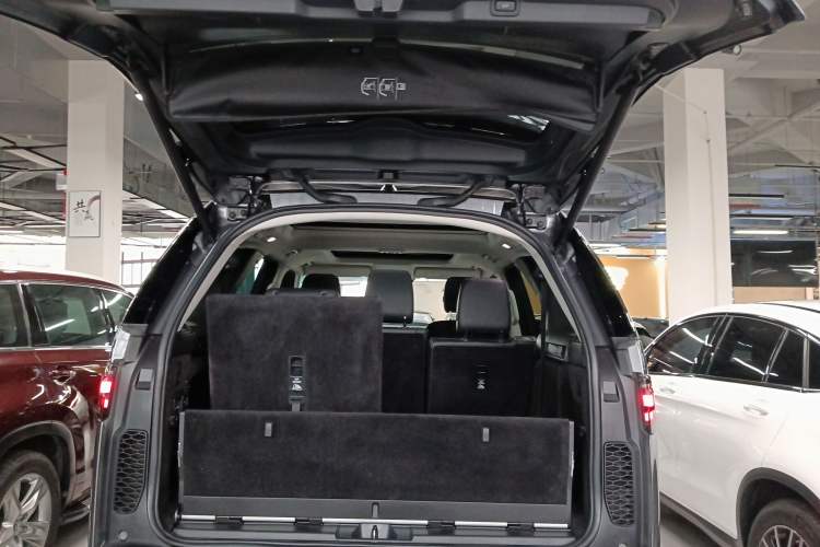 Used Land Rover Discovery 2021 300PS S Trunk