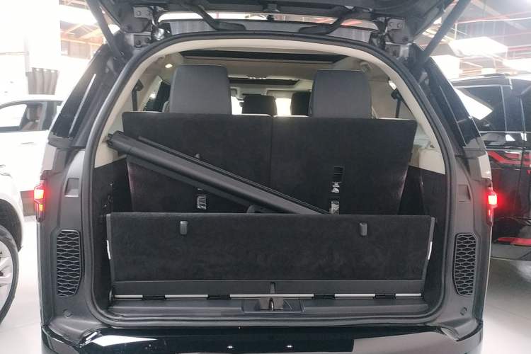 Used Land Rover Discovery 2021 360 PS R-Dynamic S Trunk