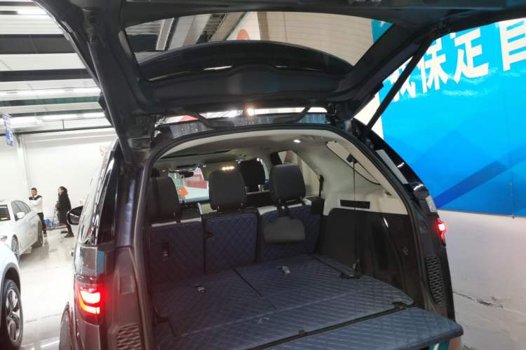 Used Land Rover Discovery 2021 360 PS R-Dynamic S Trunk