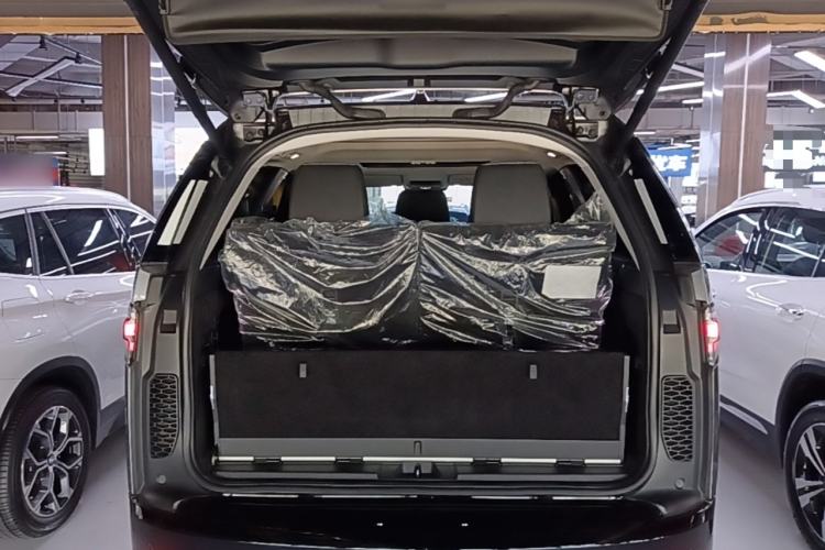 Used Land Rover Discovery 2021 360 PS R-Dynamic S Trunk