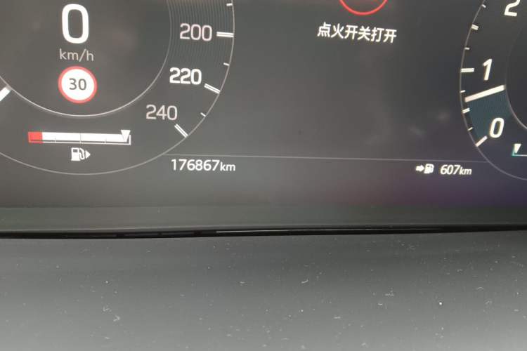 Used Land Rover Discovery 2021 360 PS R-Dynamic S Odometer Close Up