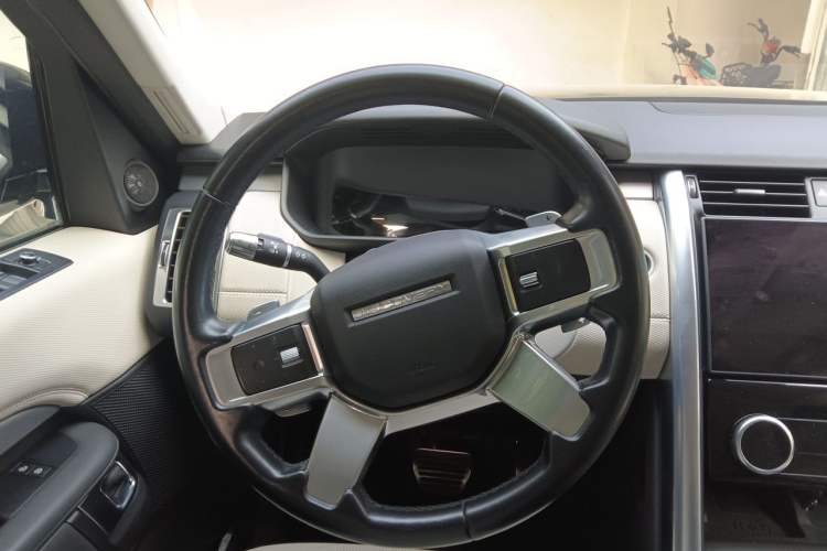 Used Land Rover Discovery 2021 360 PS R-Dynamic S Steering Wheel