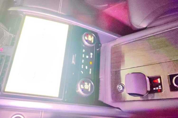 Used Land Rover Discovery 2021 360 PS R-Dynamic SE Audio And AC Panel