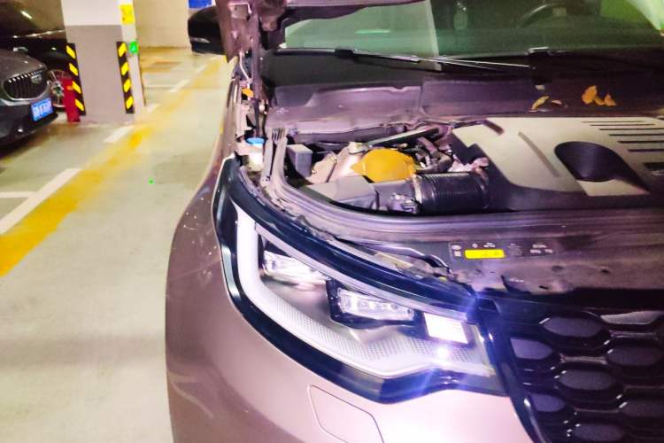 Used Land Rover Discovery 2021 360 PS R-Dynamic SE Engine Bay Right