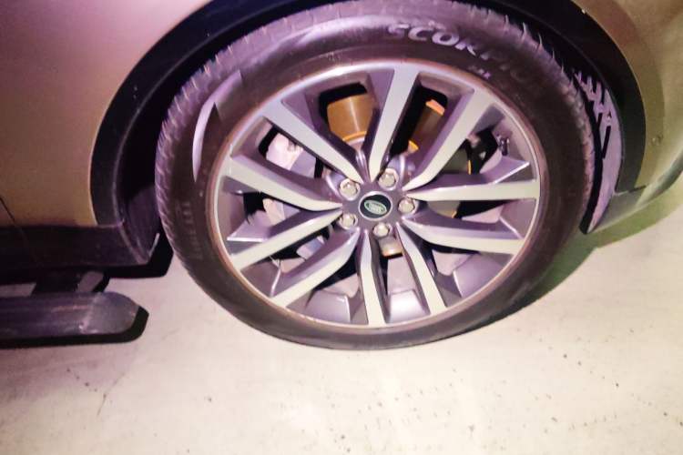 Used Land Rover Discovery 2021 360 PS R-Dynamic SE Right Front Wheel Hub