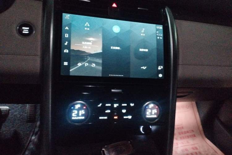 Used Land Rover Discovery 2021 360 PS R-Dynamic S Audio And AC Panel
