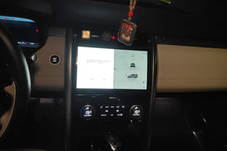 Used Land Rover Discovery 2021 360 PS R-Dynamic S Audio And AC Panel