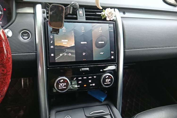 Used Land Rover Discovery 2021 360 PS R-Dynamic S Audio And AC Panel