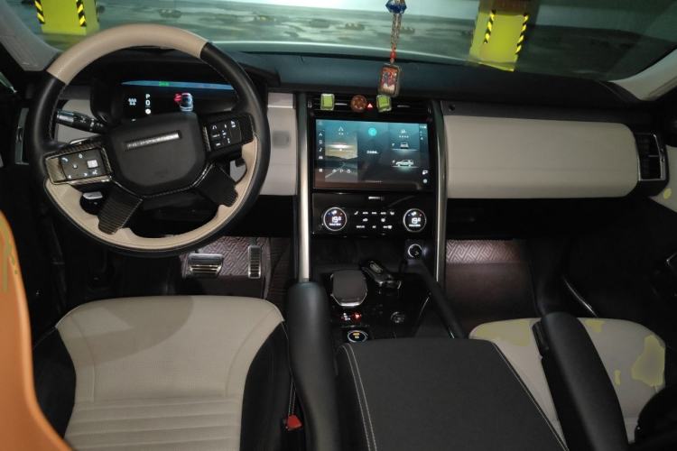 Used Land Rover Discovery 2021 360 PS R-Dynamic S Center Console